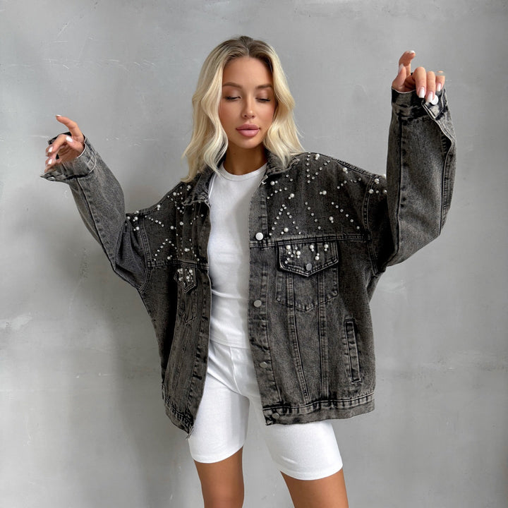 Damernas oversized jeansjacka med kreativa pärlapplikationer Mirla-Eva Jonsson