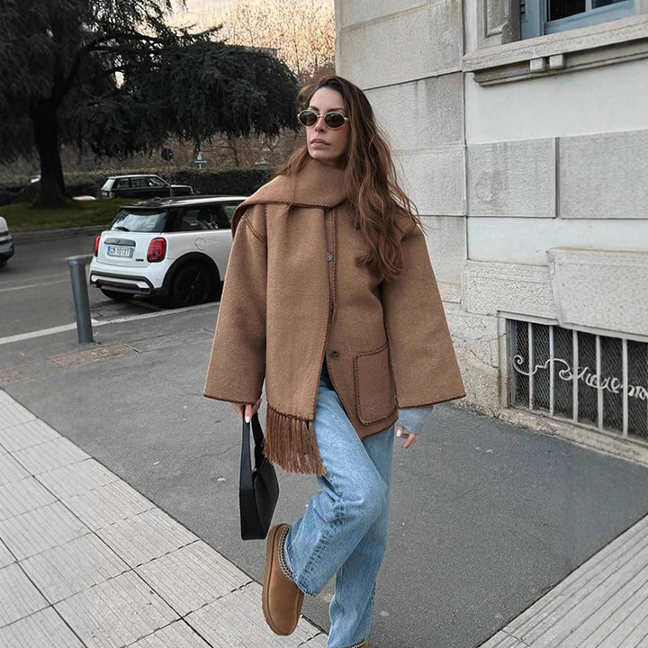 Damernas oversized kappa med fransdetaljer Mirla-Eva Jonsson