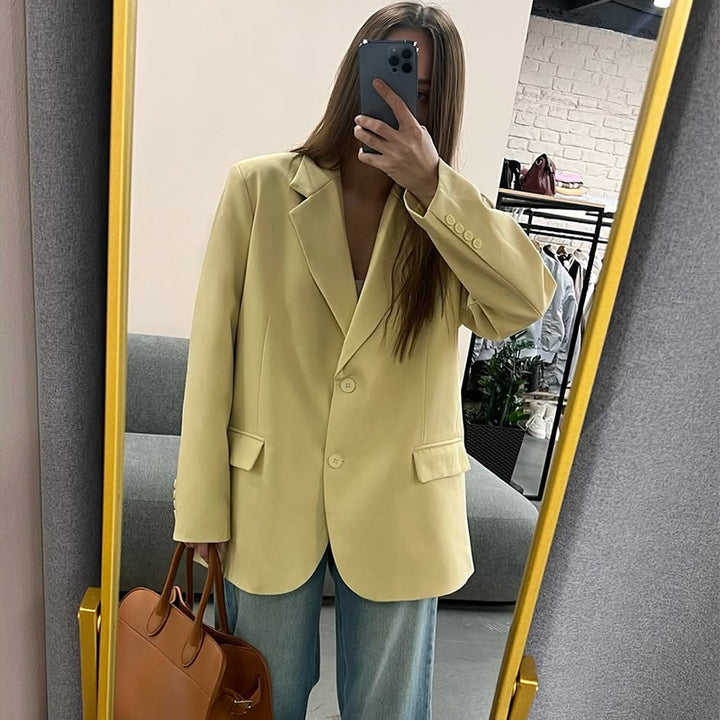 Damernas oversized kavaj med modern skärning och djup revers Mirla-Eva Jonsson