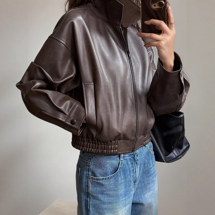 Damernas oversized konstläderjacka i modern stil med praktisk dragkedja och elastisk midja Mirla-Eva Jonsson