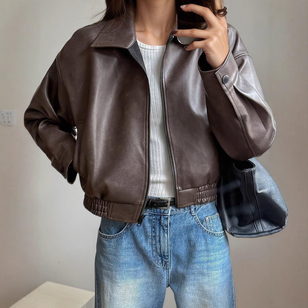 Damernas oversized konstläderjacka i modern stil med praktisk dragkedja och elastisk midja Mirla-Eva Jonsson