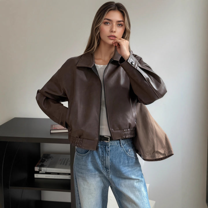 Damernas oversized konstläderjacka i modern stil med praktisk dragkedja och elastisk midja Mirla-Eva Jonsson