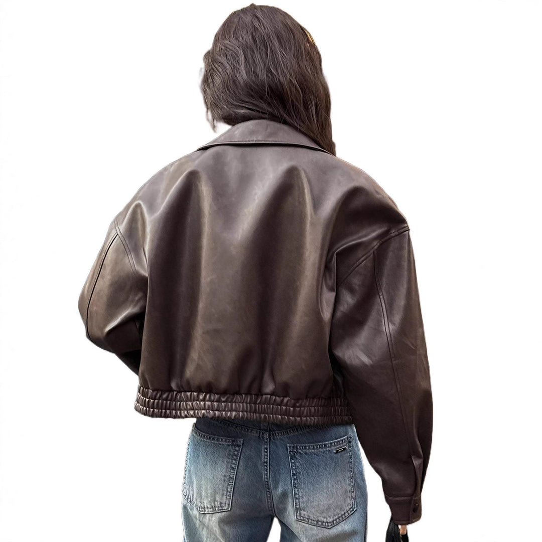 Damernas oversized konstläderjacka i modern stil med praktisk dragkedja och elastisk midja Mirla-Eva Jonsson