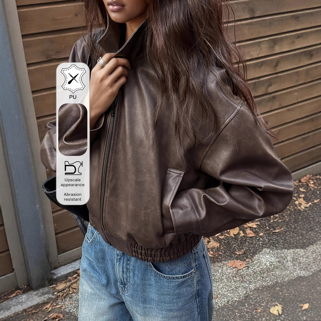 Damernas oversized konstläderjacka i modern stil med praktisk dragkedja och elastisk midja Mirla-Eva Jonsson