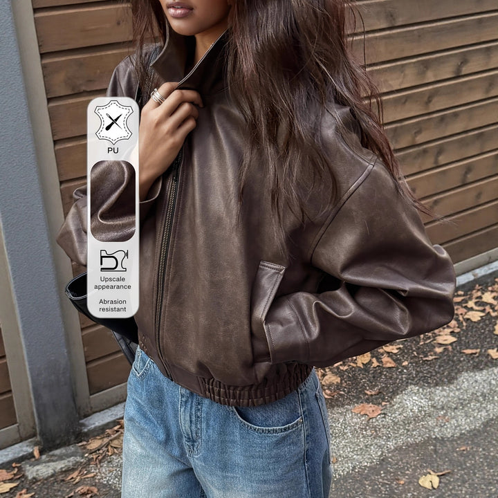 Damernas oversized konstläderjacka i modern stil med praktisk dragkedja och elastisk midja Mirla-Eva Jonsson
