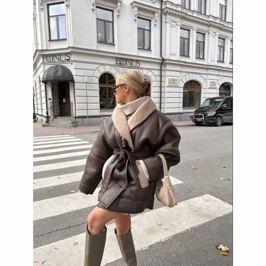 Damernas oversized konstläderjacka med faux pälskrage och bälte Mirla-Eva Jonsson