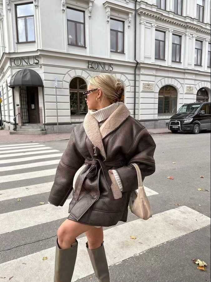 Damernas oversized konstläderjacka med faux pälskrage och bälte Mirla-Eva Jonsson