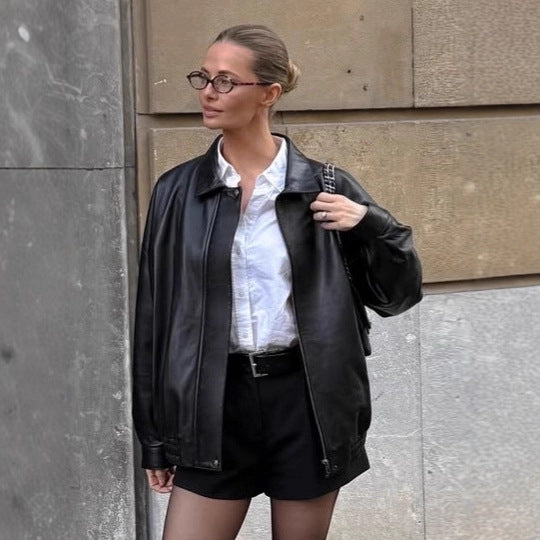 Damernas oversized konstläderjacka med fina detaljer och moderiktig dragkedja Mirla-Eva Jonsson