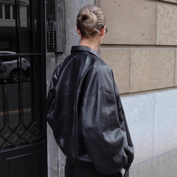Damernas oversized konstläderjacka med fina detaljer och moderiktig dragkedja Mirla-Eva Jonsson