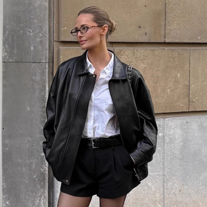 Damernas oversized konstläderjacka med fina detaljer och moderiktig dragkedja Mirla-Eva Jonsson