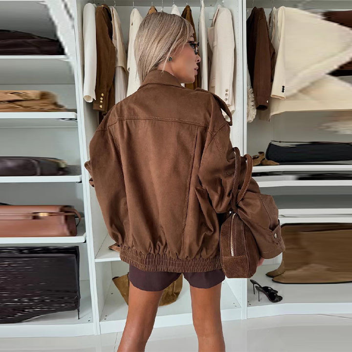 Damernas oversized konstläderjacka med praktiska fickor och avslappnad passform Mirla-Eva Jonsson