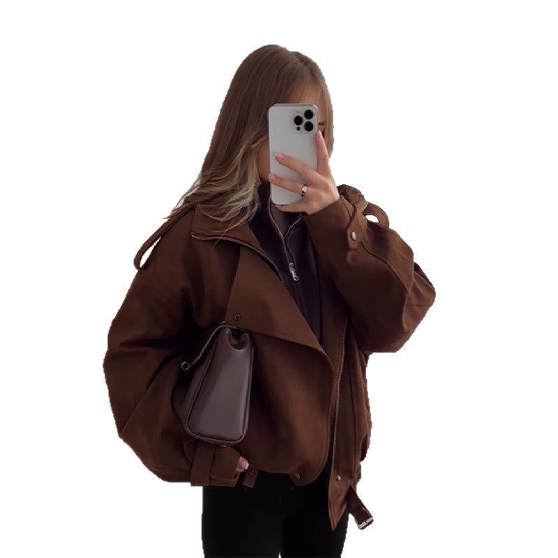 Damernas oversized konstläderjacka med praktiska fickor och avslappnad passform Mirla-Eva Jonsson