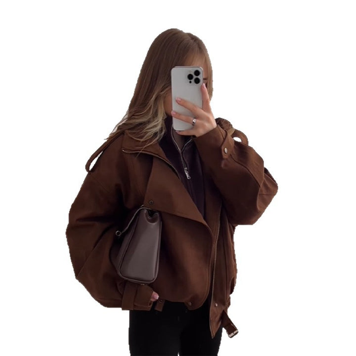 Damernas oversized konstläderjacka med praktiska fickor och avslappnad passform Mirla-Eva Jonsson