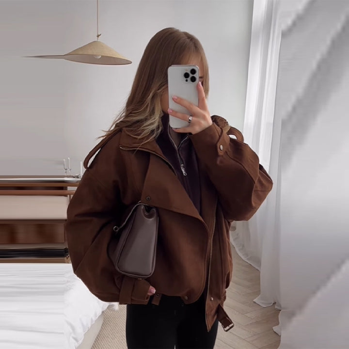 Damernas oversized konstläderjacka med praktiska fickor och avslappnad passform Mirla-Eva Jonsson