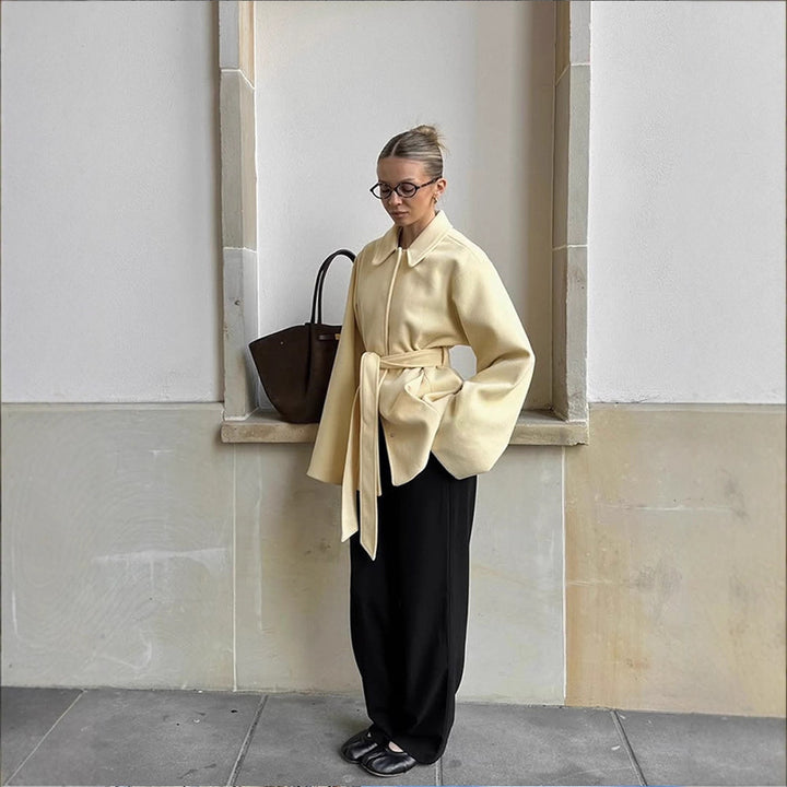 Damernas oversized läderjacka med bred krage och midjebälte Mirla-Eva Jonsson