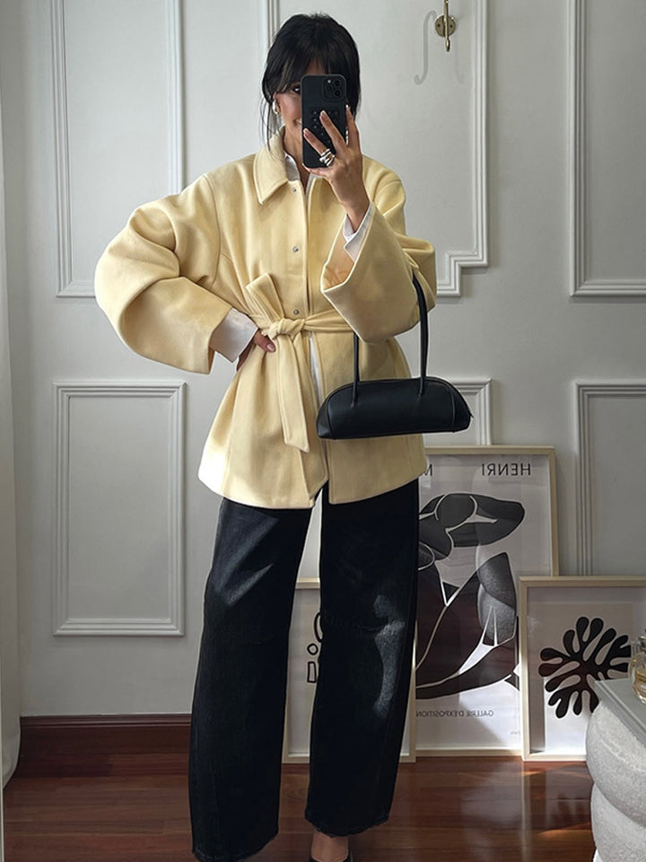 Damernas oversized läderjacka med bred krage och midjebälte Mirla-Eva Jonsson