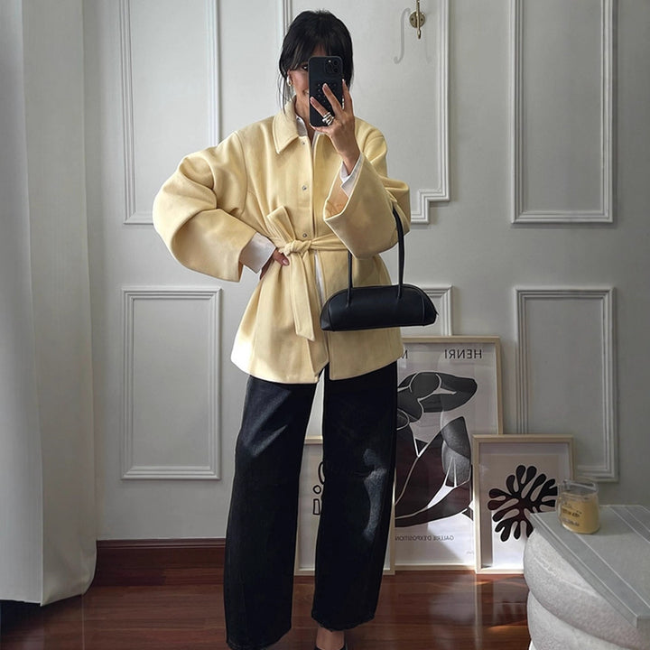 Damernas oversized läderjacka med bred krage och midjebälte Mirla-Eva Jonsson