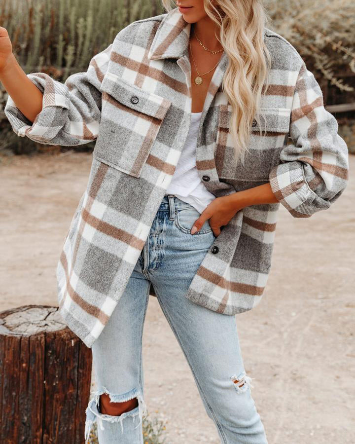 Damernas oversized skjortjacka med rutigt mönster och praktiska fickor Mirla-Eva Jonsson