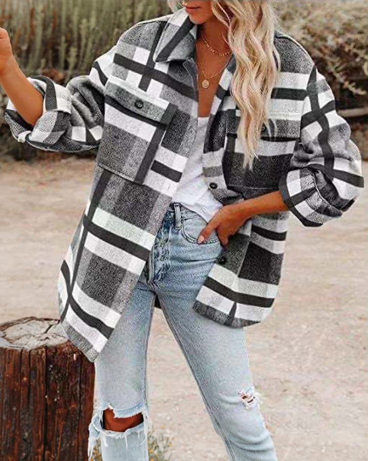 Damernas oversized skjortjacka med rutigt mönster och praktiska fickor Mirla-Eva Jonsson