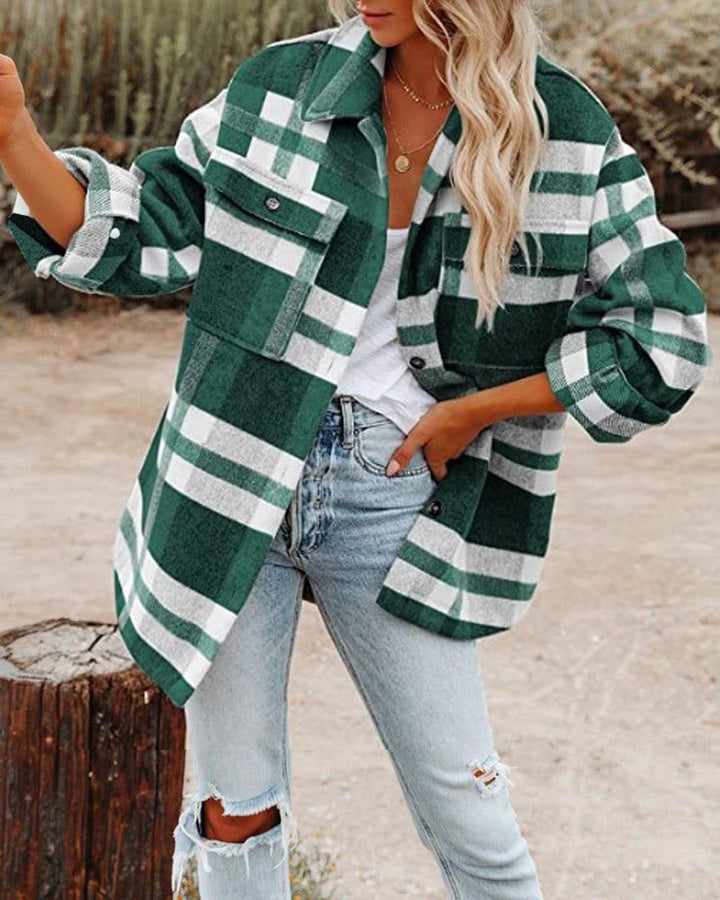 Damernas oversized skjortjacka med rutigt mönster och praktiska fickor Mirla-Eva Jonsson