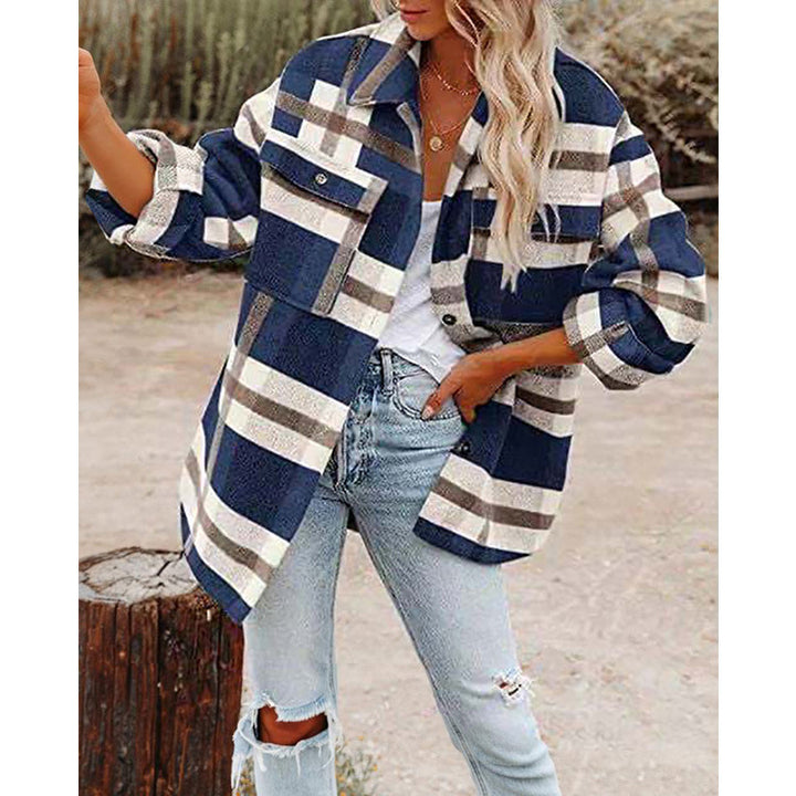 Damernas oversized skjortjacka med rutigt mönster och praktiska fickor Mirla-Eva Jonsson