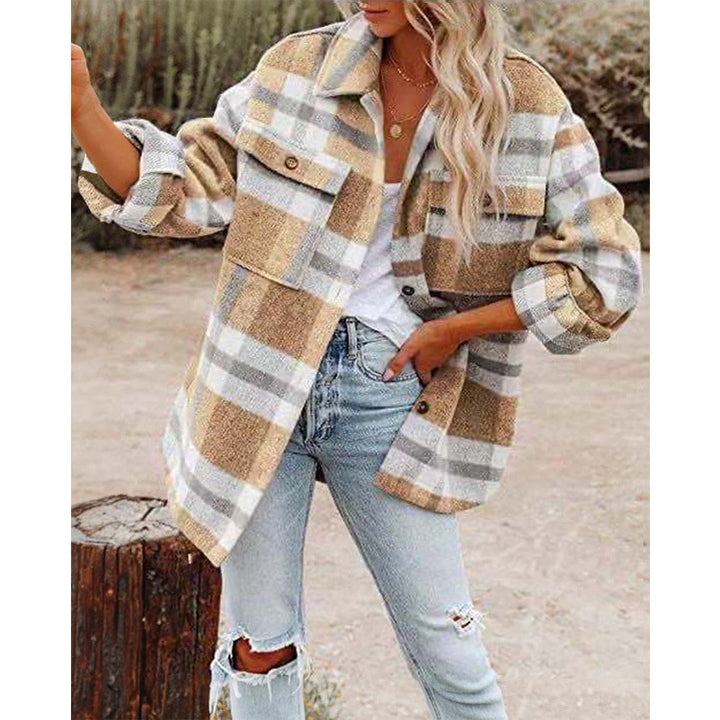 Damernas oversized skjortjacka med rutigt mönster och praktiska fickor Mirla-Eva Jonsson