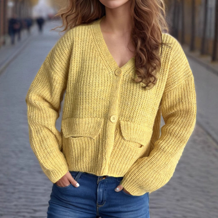 Damernas oversized stickad jacka med knappdetaljer och praktiska fickor Mirla-Eva Jonsson