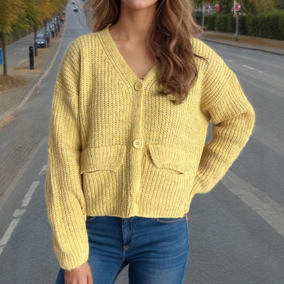 Damernas oversized stickad jacka med knappdetaljer och praktiska fickor Mirla-Eva Jonsson