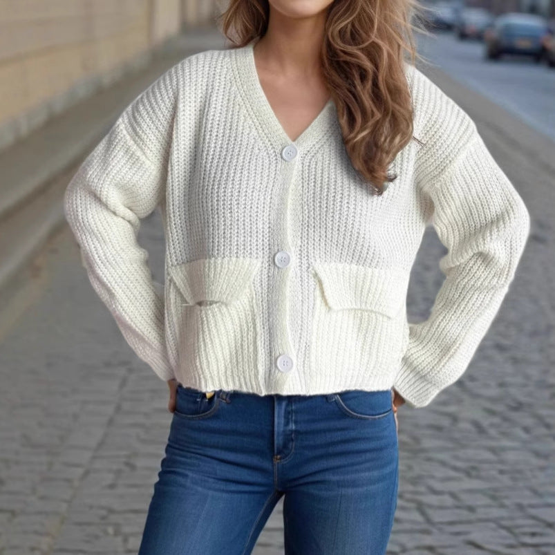 Damernas oversized stickad jacka med knappdetaljer och praktiska fickor Mirla-Eva Jonsson