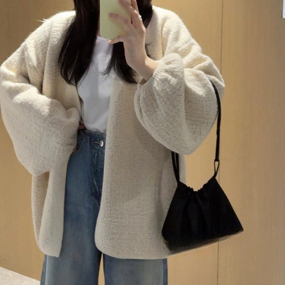 Damernas oversized stickad jacka med mjuka texturer och vida ärmar Mirla-Eva Jonsson