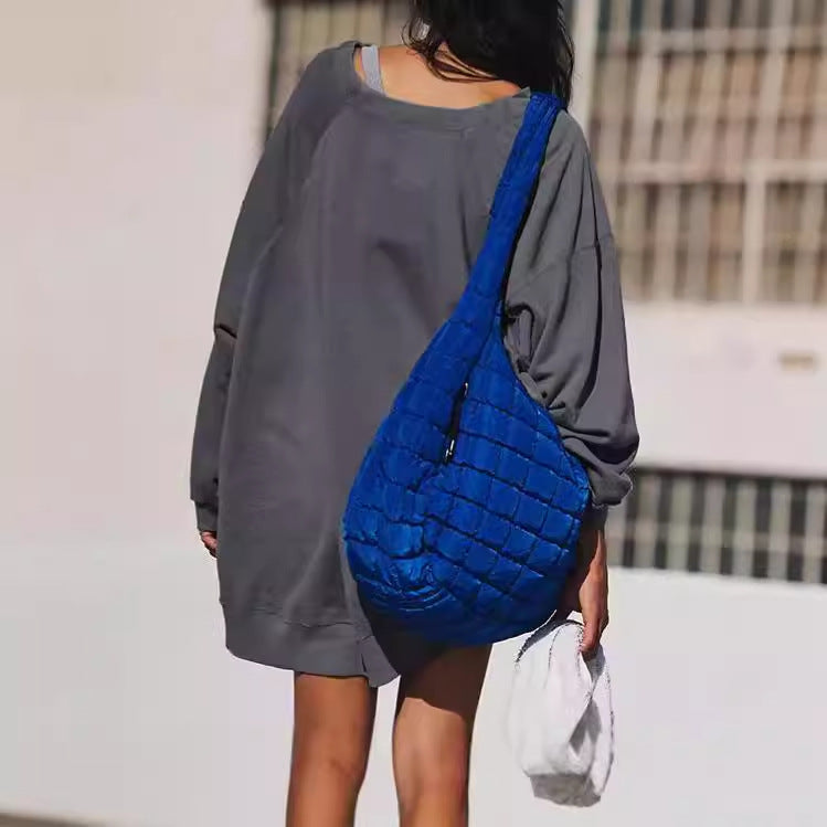 Damernas oversized sweatshirt med avslappnad passform och praktiska fickor Mirla-Eva Jonsson