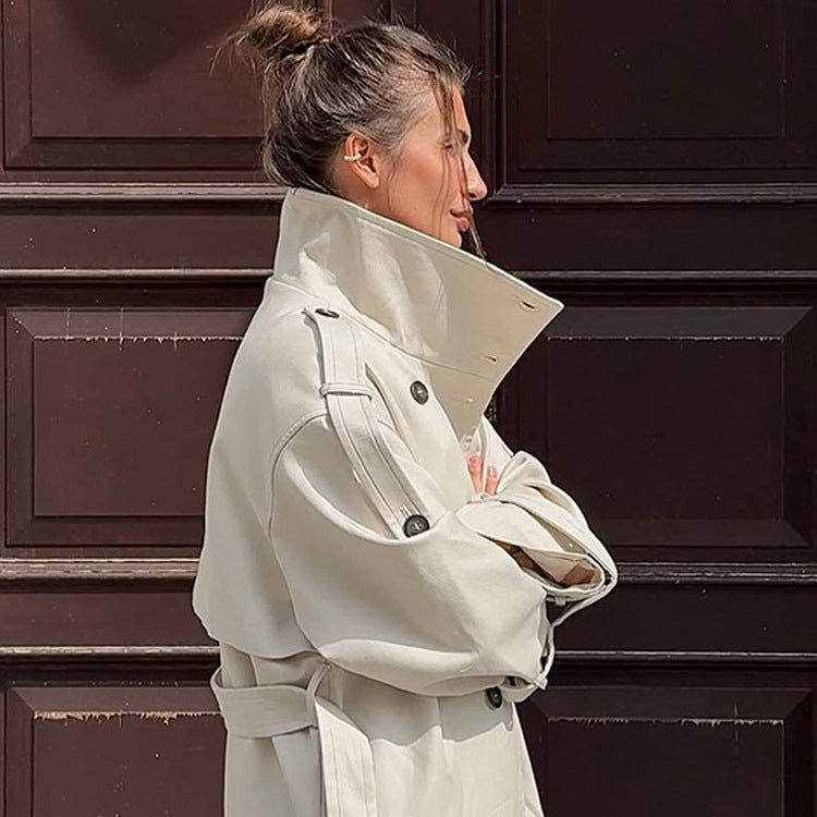 Damernas oversized trenchcoat med fickor och stiliga knappdetaljer Mirla-Eva Jonsson