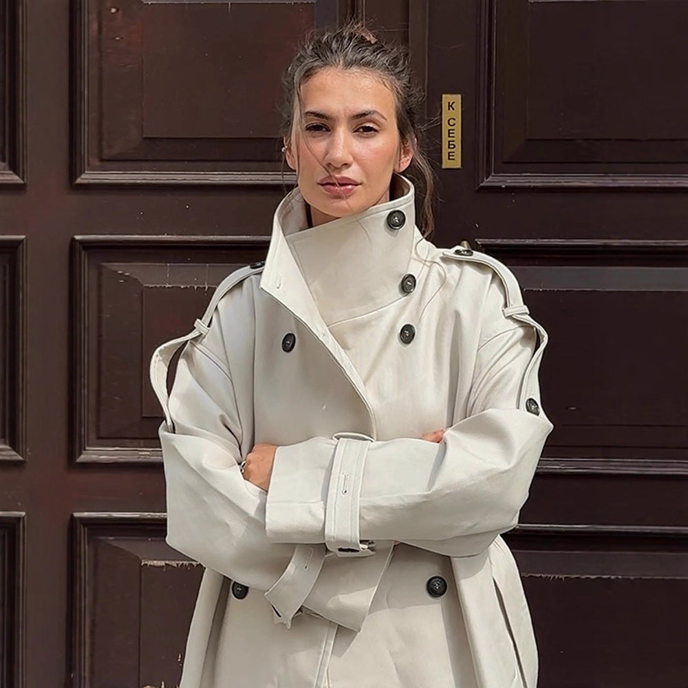 Damernas oversized trenchcoat med fickor och stiliga knappdetaljer Mirla-Eva Jonsson