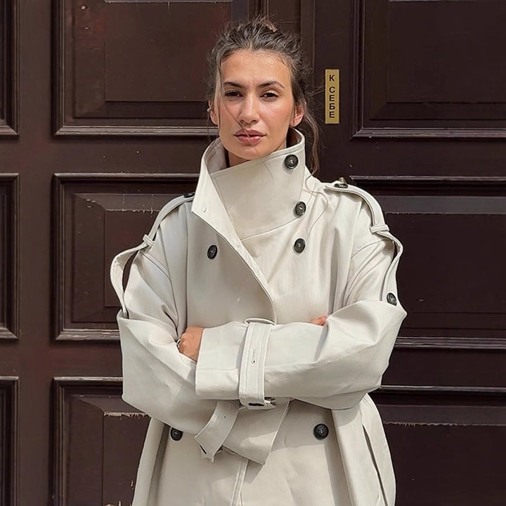 Damernas oversized trenchcoat med fickor och stiliga knappdetaljer Mirla-Eva Jonsson