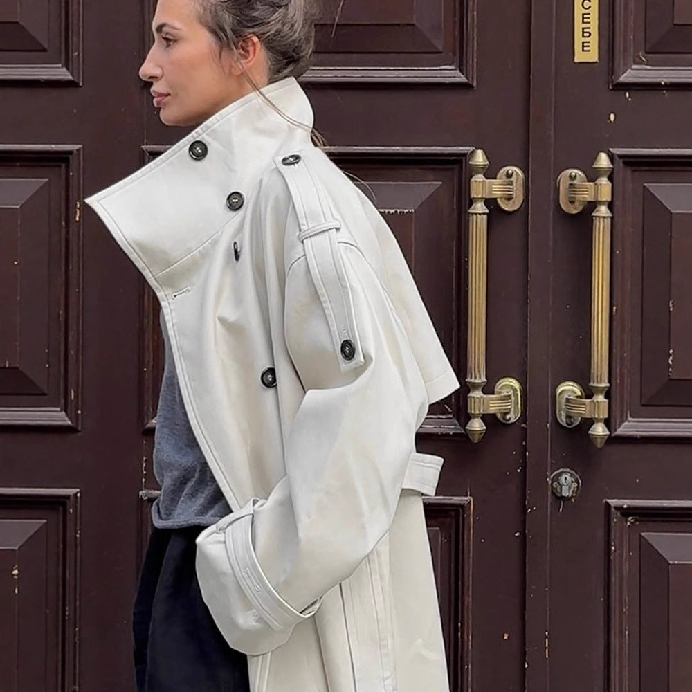 Damernas oversized trenchcoat med fickor och stiliga knappdetaljer Mirla-Eva Jonsson