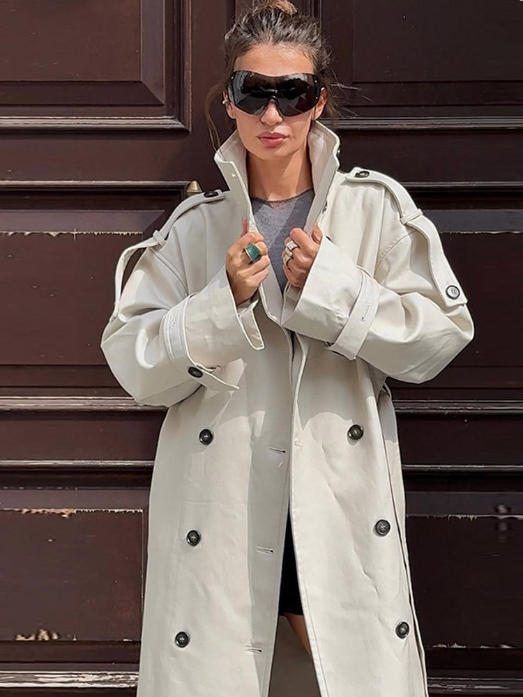Damernas oversized trenchcoat med fickor och stiliga knappdetaljer Mirla-Eva Jonsson