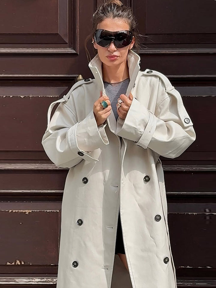 Damernas oversized trenchcoat med fickor och stiliga knappdetaljer Mirla-Eva Jonsson