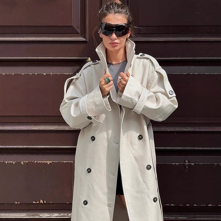 Damernas oversized trenchcoat med fickor och stiliga knappdetaljer Mirla-Eva Jonsson
