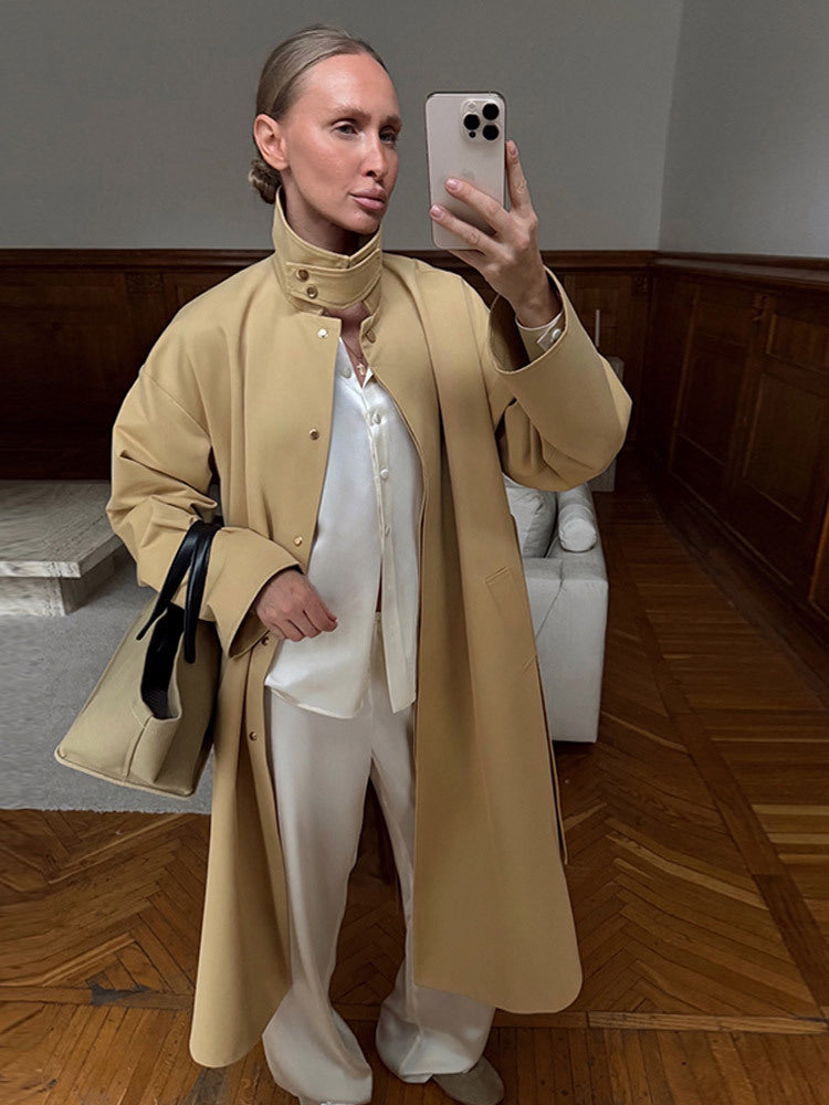 Damernas oversized trenchcoat med praktisk knäppning Mirla-Eva Jonsson