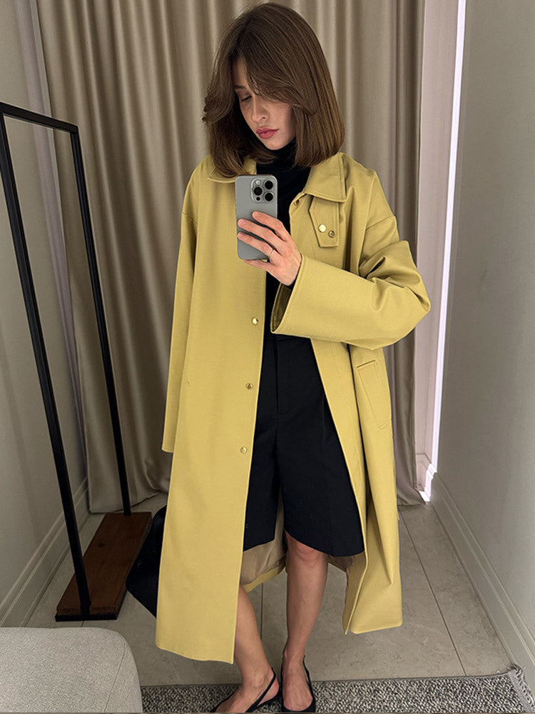 Damernas oversized trenchcoat med praktisk knäppning Mirla-Eva Jonsson