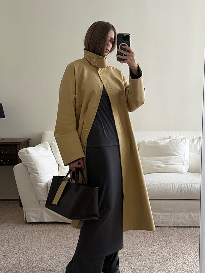 Damernas oversized trenchcoat med praktisk knäppning Mirla-Eva Jonsson