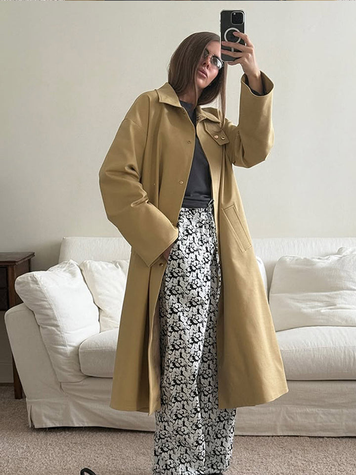 Damernas oversized trenchcoat med praktisk knäppning Mirla-Eva Jonsson