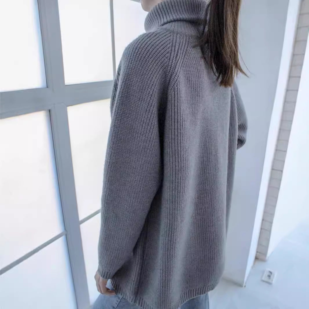 Damernas oversized tröja med asymmetrisk dragkedja och hög krage Mirla-Eva Jonsson