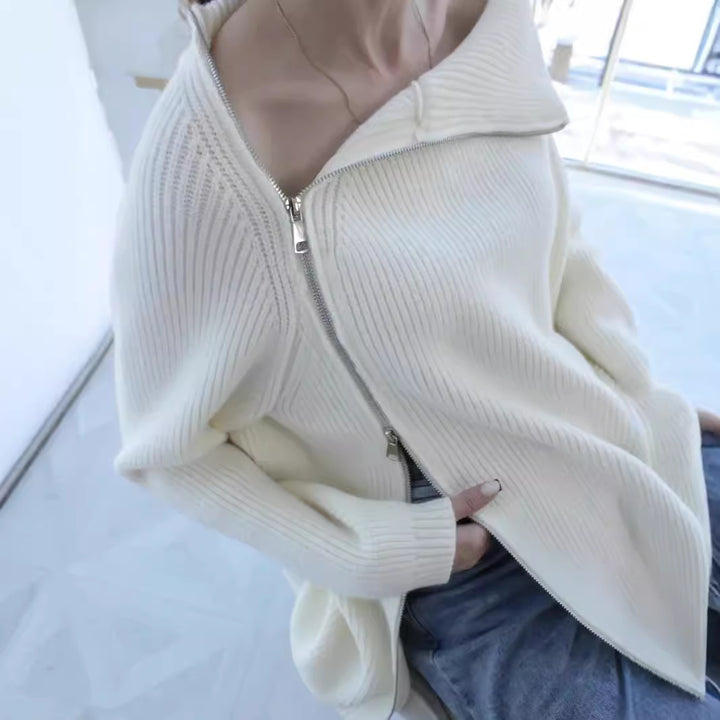 Damernas oversized tröja med asymmetrisk dragkedja och hög krage Mirla-Eva Jonsson
