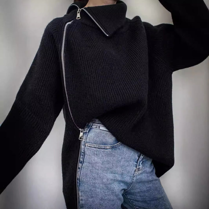 Damernas oversized tröja med asymmetrisk dragkedja och hög krage Mirla-Eva Jonsson