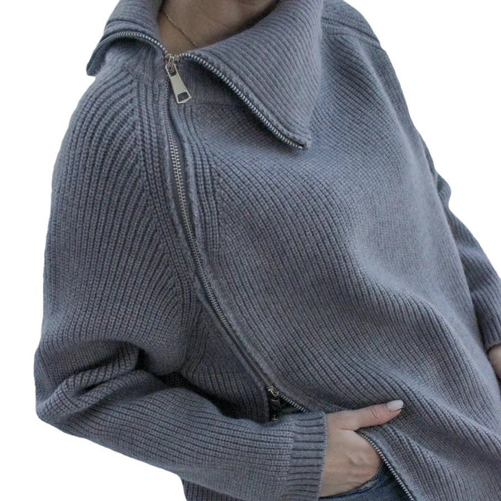 Damernas oversized tröja med asymmetrisk dragkedja och hög krage Mirla-Eva Jonsson