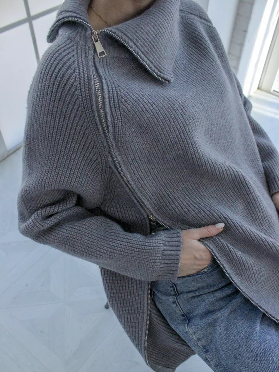 Damernas oversized tröja med asymmetrisk dragkedja och hög krage Mirla-Eva Jonsson