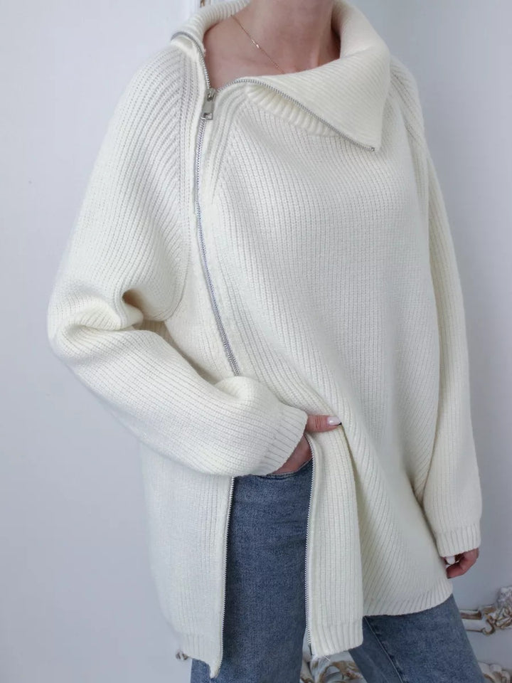 Damernas oversized tröja med asymmetrisk dragkedja och hög krage Mirla-Eva Jonsson