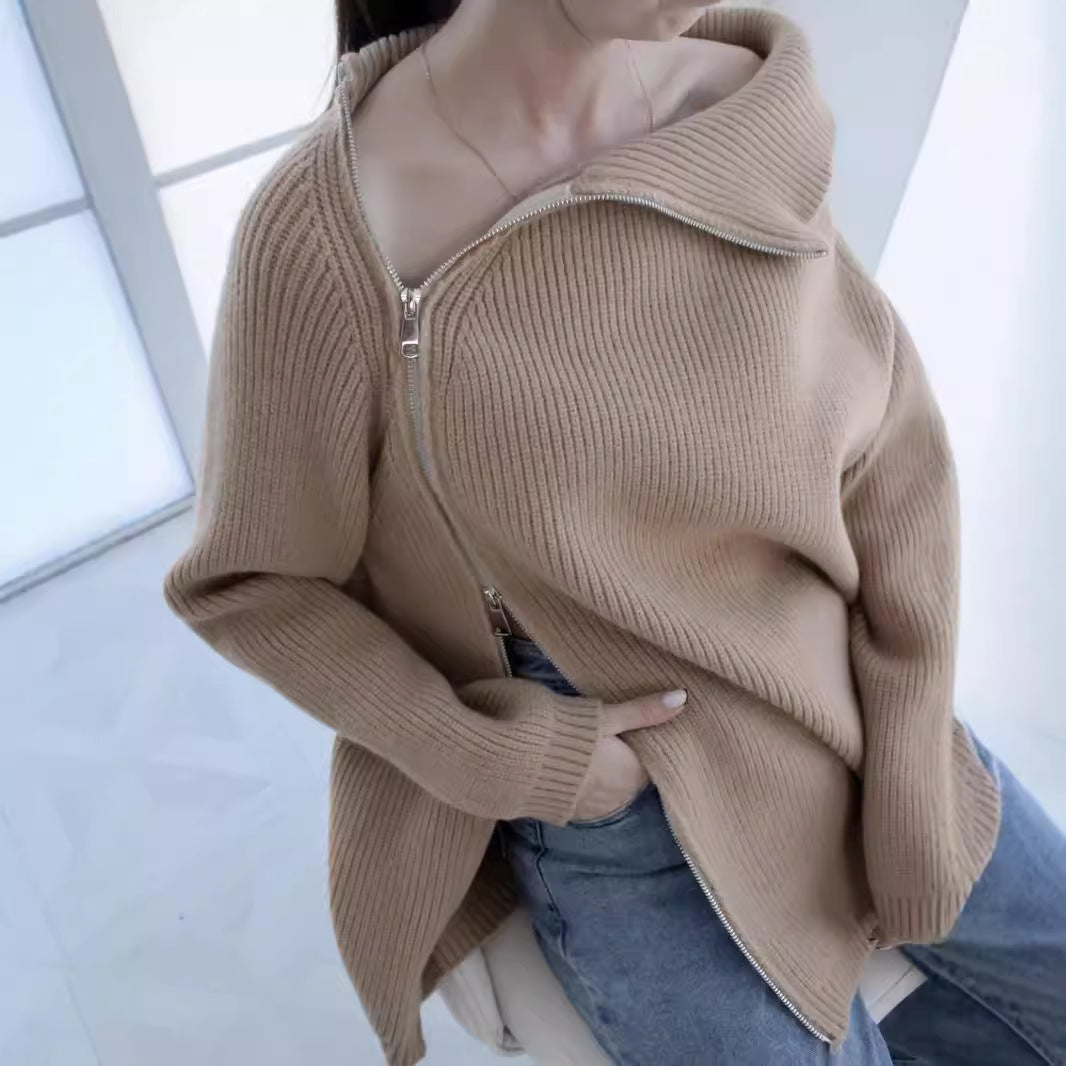 Damernas oversized tröja med asymmetrisk dragkedja och hög krage Mirla-Eva Jonsson