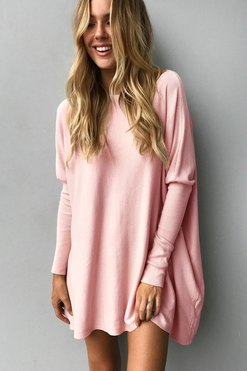 Damernas oversized tröja med avslappnad passform och djup rundhalsudskärning Mirla-Eva Jonsson